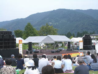 �X�e�[�W�̗l�q